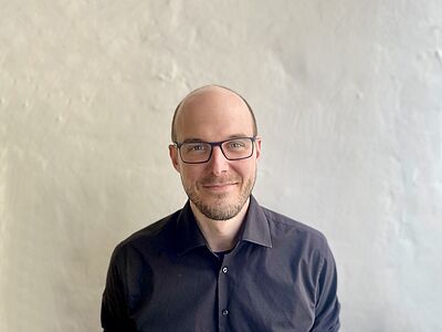 Knoop Mitarbeiter in schwarzem Hemd Portraitaufnahme