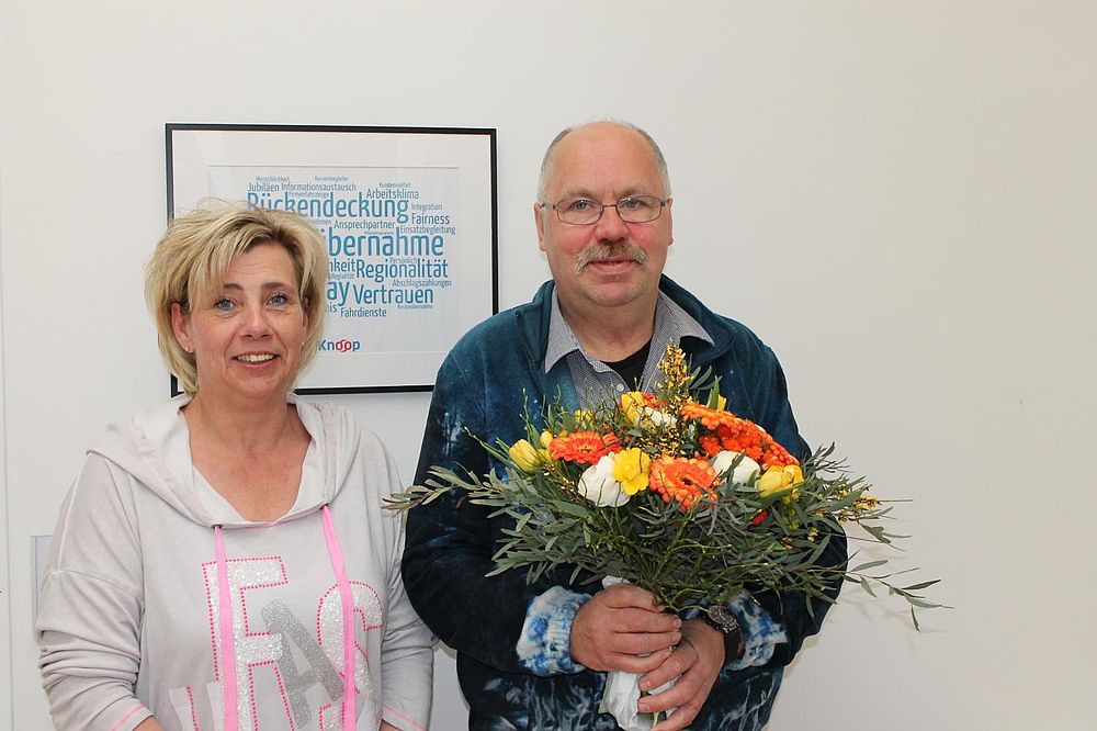 Knoop Mitarbeiterin gratuliert Herrn Passow zum Jubiläum